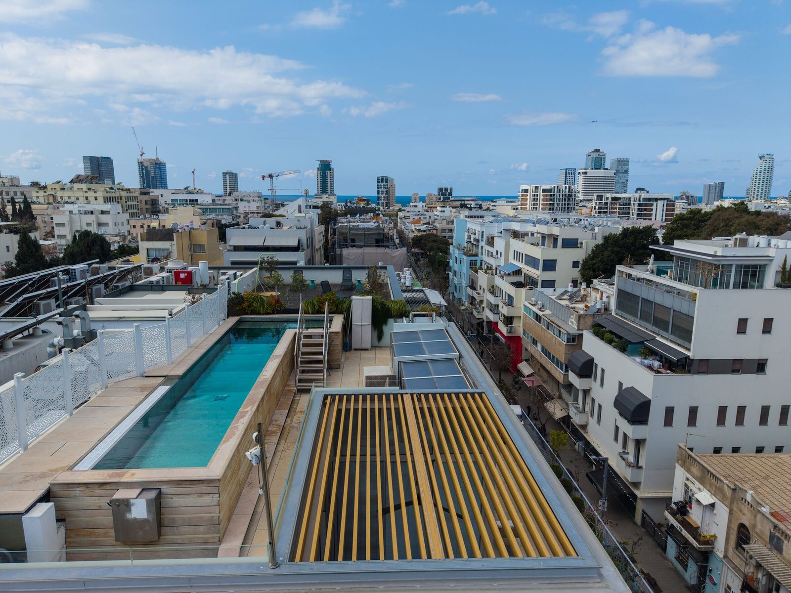 פנטהאוז בעיר הלבנה, תל אביב — יציאה לגג בתכנון גל מצליח אדריכלים, עם זכוכית LowE והדפס קרמי